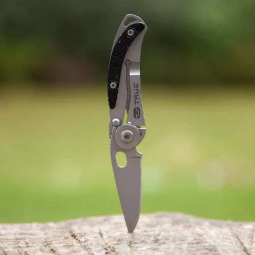 True Utility Skeletonknife, TU571K, 4 cm rozsdamentes acél penge, eloxált alumínium tok, karabiner rögzítési pont, jobb és balkezes